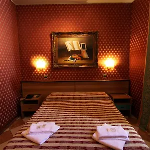 Hotel Hollywood, Roma